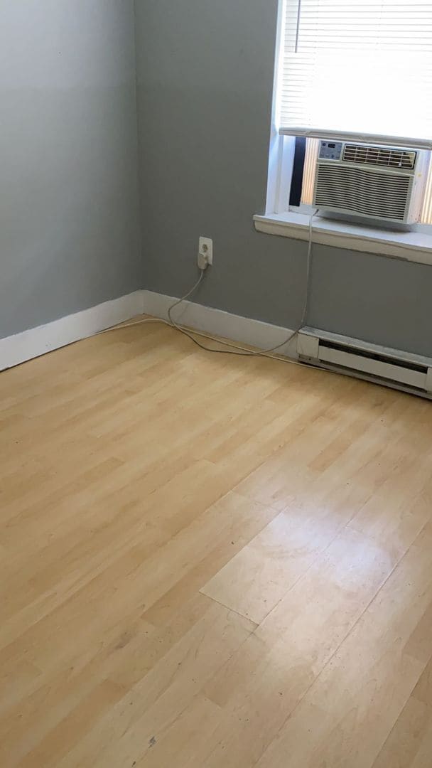 Building Photo - Three Bedroom and One bathroom apartment