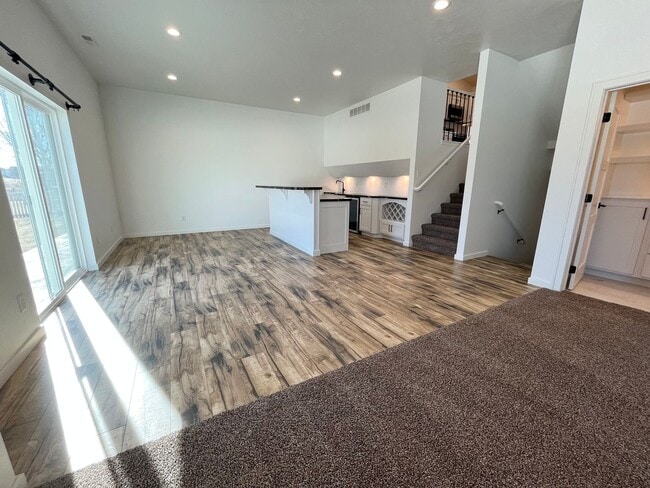 Building Photo - 4 Bed/3.5 Bath with 4 Stall Heated Garage!