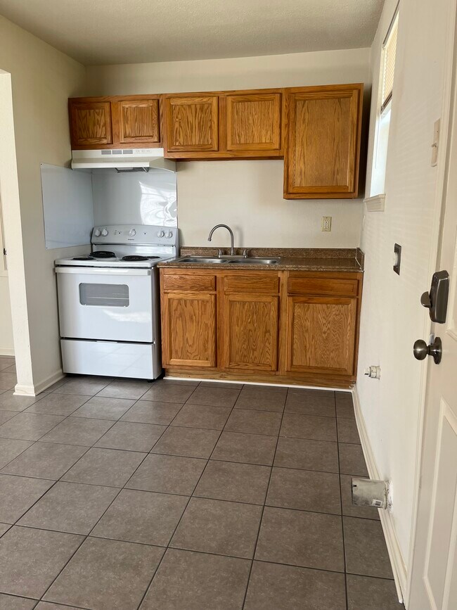 Building Photo - 2412 Rose Dr