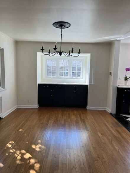 Building Photo - 7 Laurel Village