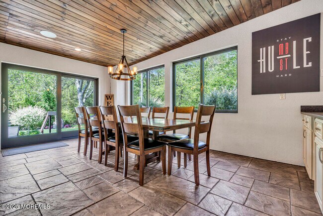 Building Photo - 620 Brookside Dr