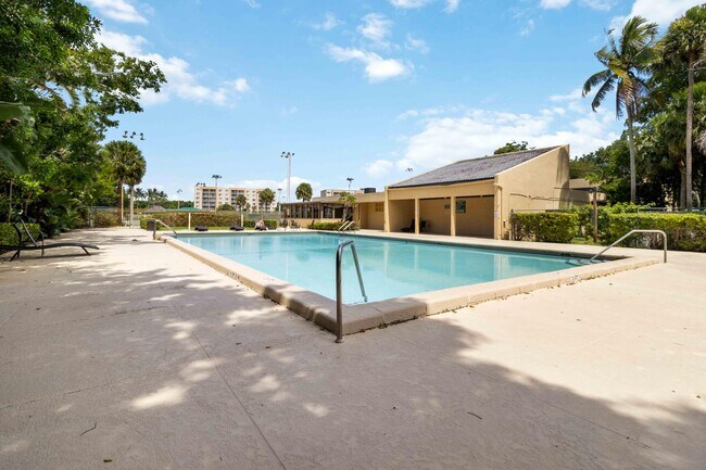 Building Photo - 2820 Tennis Club 204 Dr