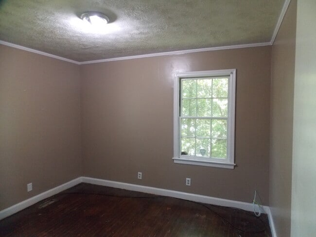 Building Photo - 215 Hillside Cir