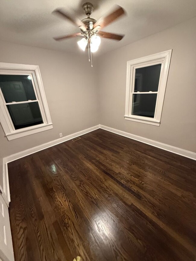 Building Photo - 2 Bedroom 1 Bath Home For Rent Near Madison Street!