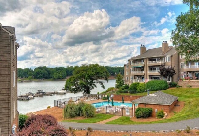 Primary Photo - Beautiful waterfront condo on Lake Wylie!