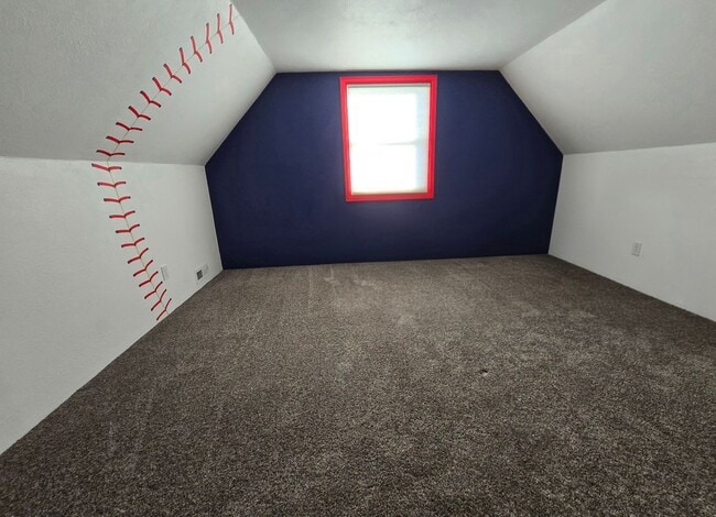 Building Photo - 4 bed, 1 bath House with 1 car garage