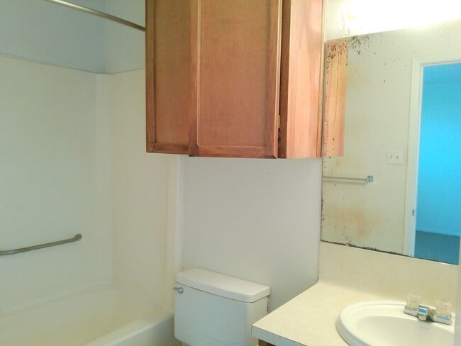 Building Photo - 5723 Crestmore Dr