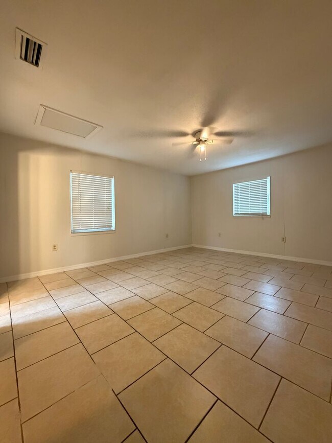 Building Photo - H28