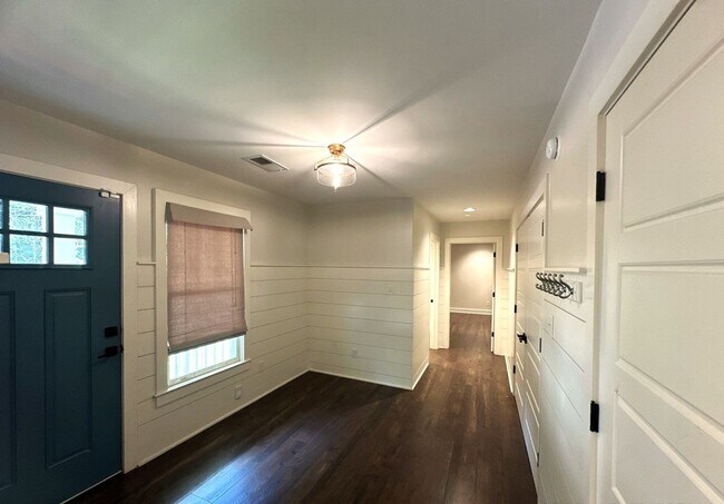 Building Photo - Gorgeous 3 Bedroom Cottage Style Home