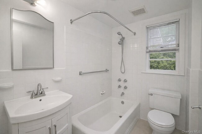 Building Photo - 6 Wildway