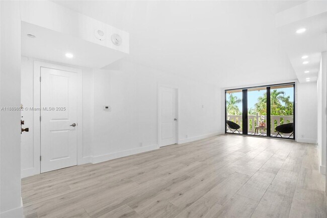 Building Photo - 1121 Crandon Blvd