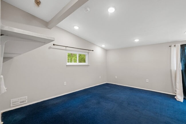 Building Photo - 136 Locust St