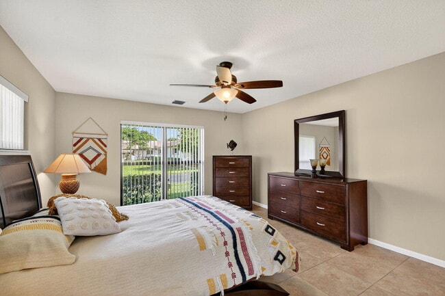 Building Photo - 4677 Robinwood Cir