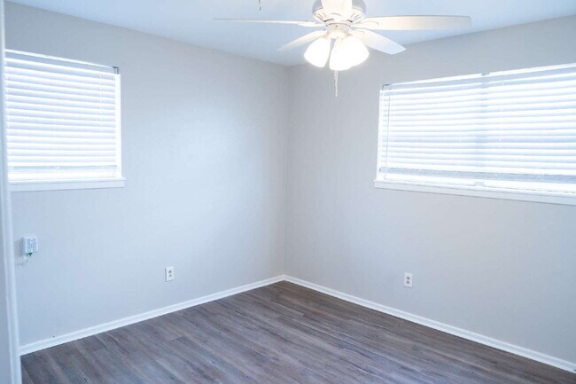 Building Photo - Updated 3 Bed 2 Bath Duplex!!