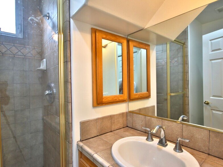 Building Photo - 504 Dahlia Pl