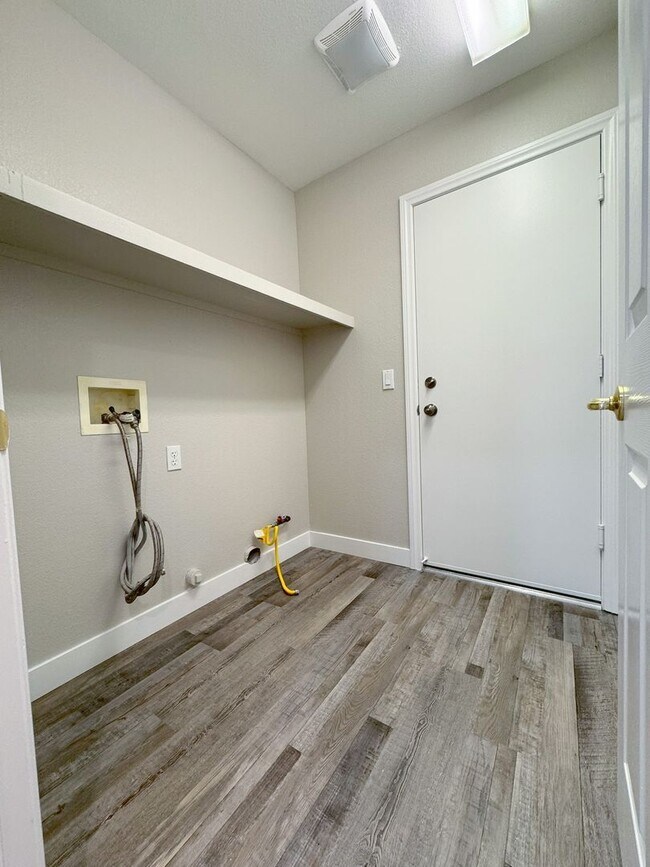 Building Photo - Newly Remolded Open Floor Plan One-Story 3 bedrooms & 2 Baths Home