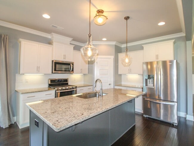 Building Photo - Great Location near Edgewater and Toyota F...