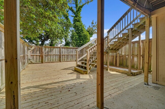 Building Photo - Ready NOW! 1 Block from the Bay! Pet Frien...
