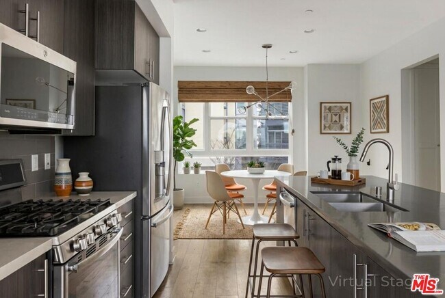 Building Photo - 2753 Waverly Dr