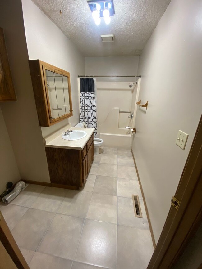 Building Photo - Lower Level 2 Bedroom Apartment for Rent!