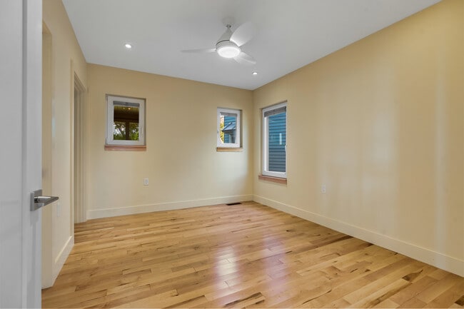 Building Photo - 1 Shoreline Dr