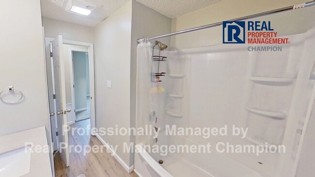 Building Photo - Beautifully Updated with Fenced Yard and O...