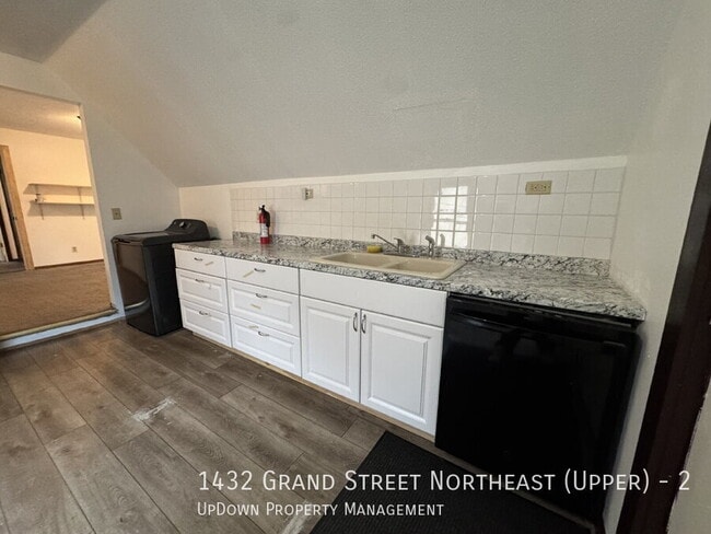 Building Photo - 1432 Grand St NE