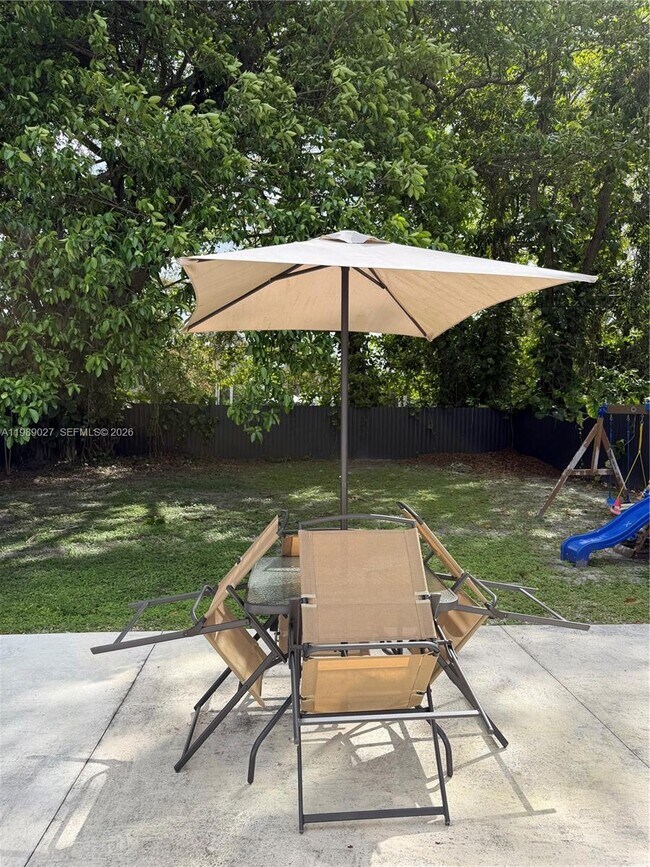 Building Photo - 10030 W Guava St