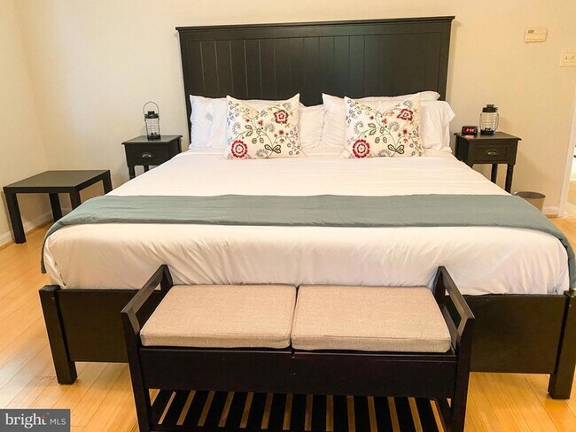 Building Photo - 122 W Bay View Dr