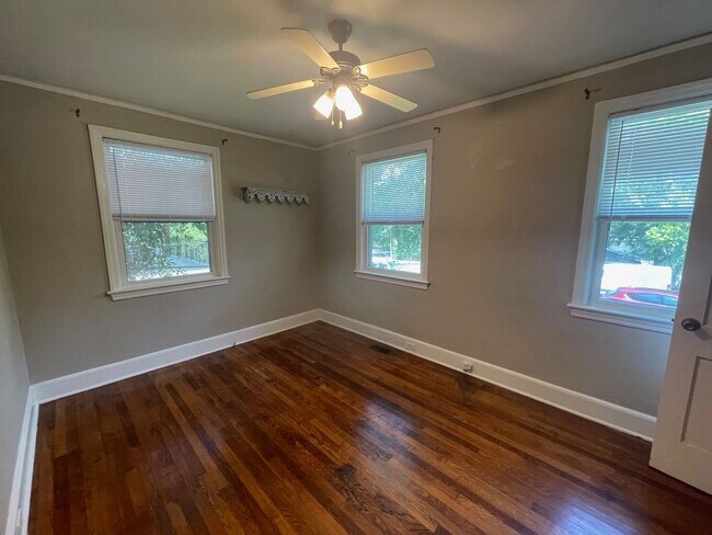 Building Photo - 2 Bedroom 1 Bath Bungalow in Rosewood