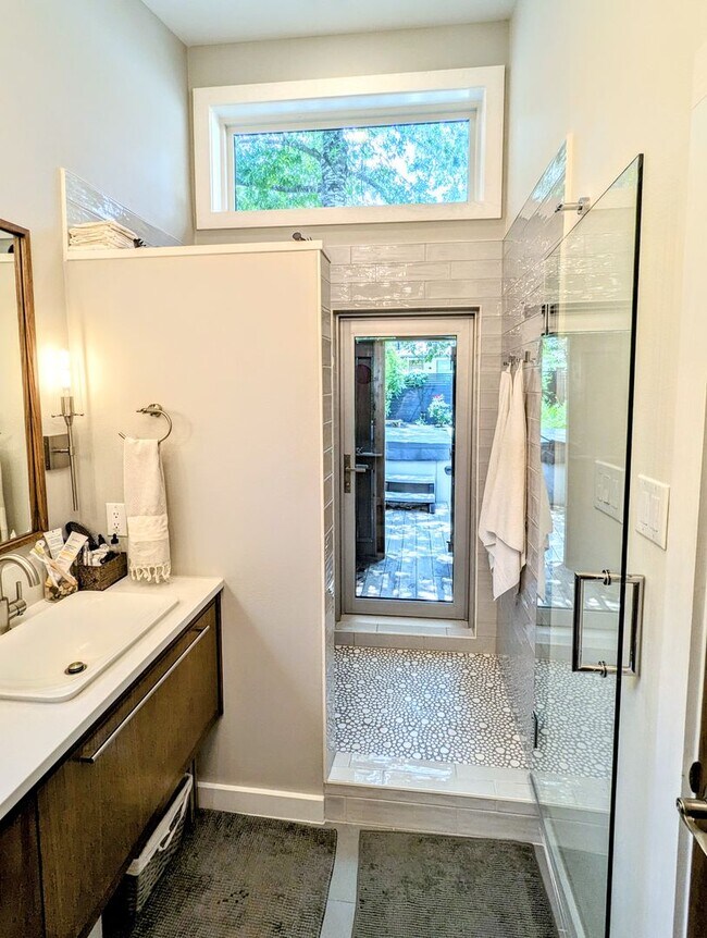 Building Photo - Remodeled Home Next To Zilker Park - 3 BR / 2 BA