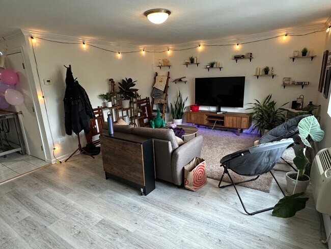 Building Photo - Charming 2 Bedroom-No Broker Fee