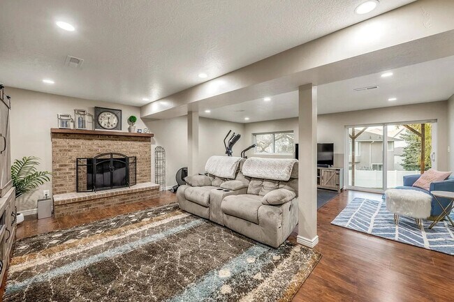 Building Photo - Beautiful 4 Bedroom Home in Sandy!