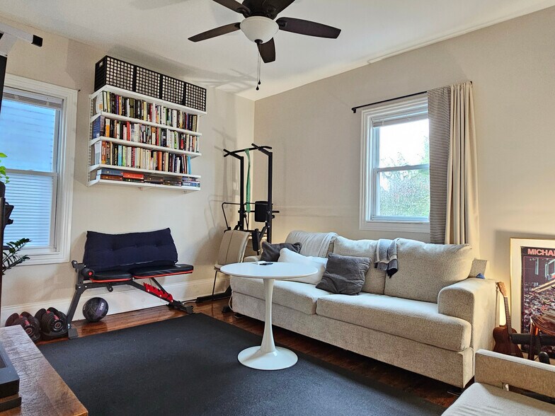 Large and sunny corner bedroom with closet - 128 Vinton St