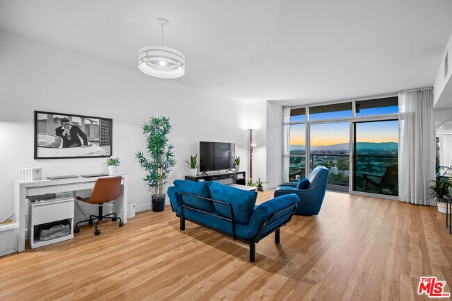 Building Photo - 13700 Marina Pointe Dr