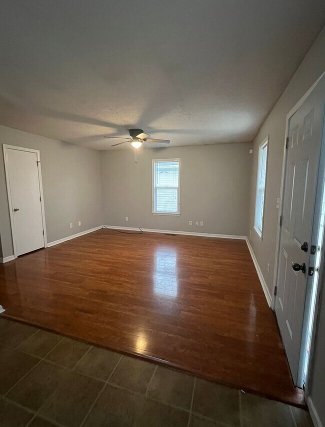 Building Photo - 3 Bed 1 Bath, Section 8 Accepted!!!