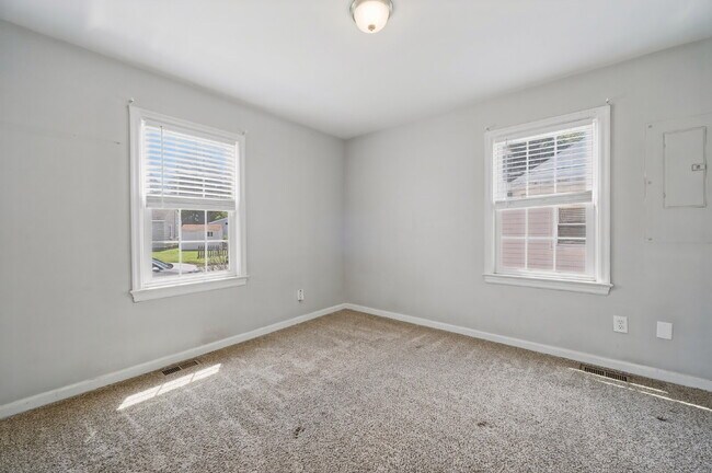 Building Photo - Modern 2 bed 1 bath home with fenced yard in Hampton