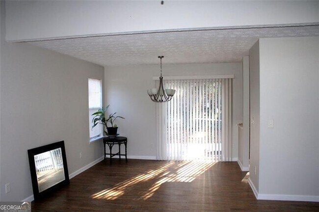 Building Photo - 4879 Ardsley Dr