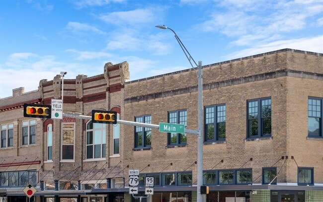 Primary Photo - 102 E 2nd St