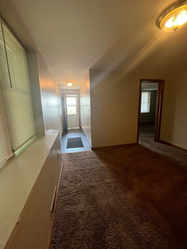 Building Photo - AVAILABLE SEPTEMBER - 2 BED 1 BATH Apt!