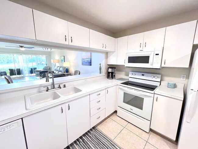 Building Photo - ** 2 BED-2 BATH FIRST FLOOR CONDO AT GLENM...