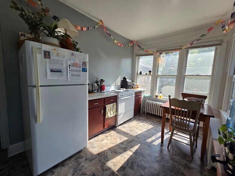 Building Photo - 165 W Broadway St