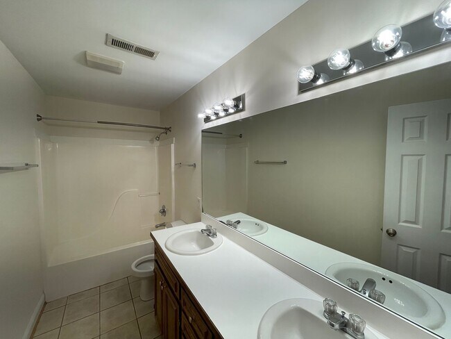Building Photo - Colonial Style Townhouse