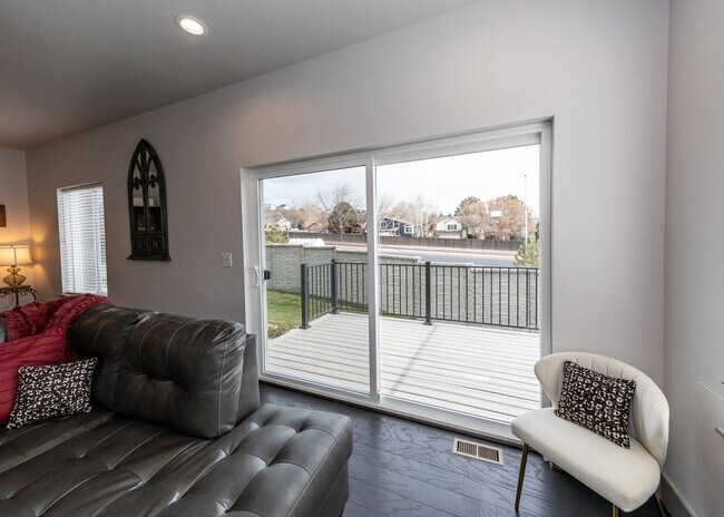 Building Photo - 2 Bedroom Luxury townhome