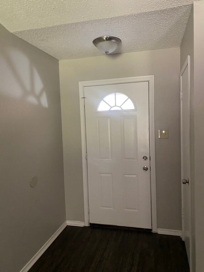 Building Photo - 822 Collins Blvd