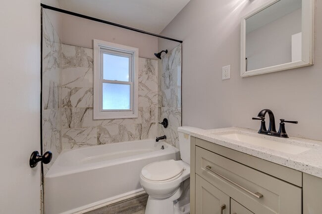 Building Photo - Beautiful 2-Bed, 1-Bath House in Overland ...