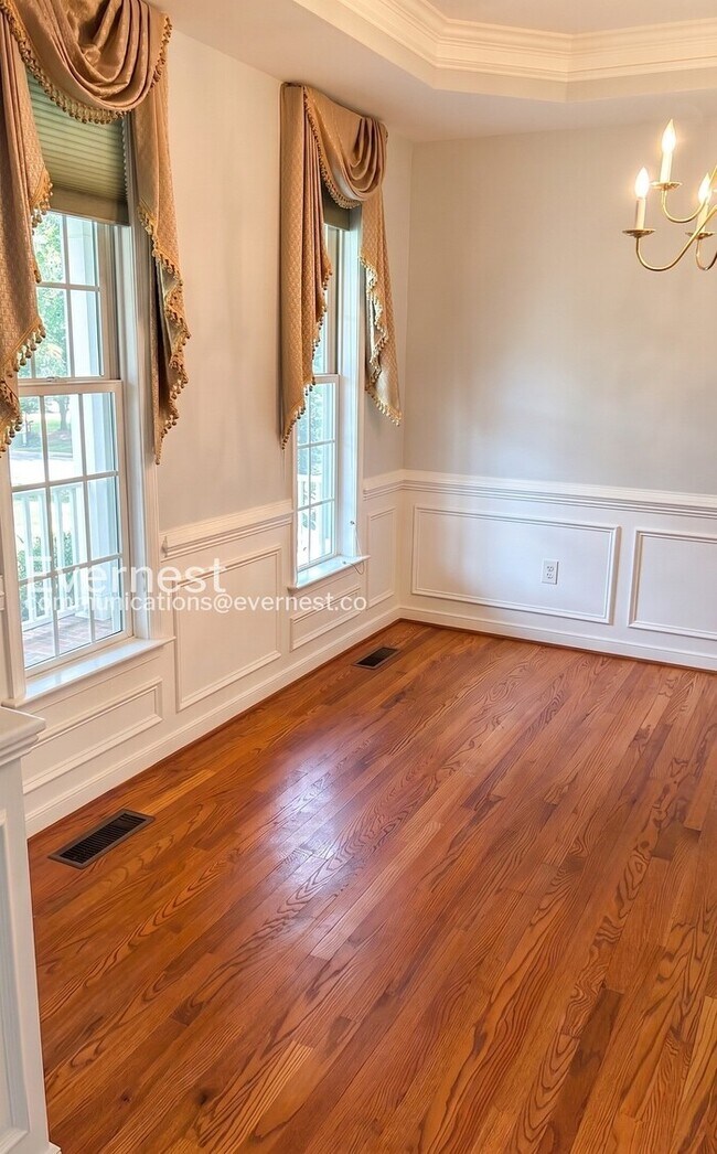 Building Photo - 6 Bed/4 Bath Home with Modern Amenities / Available Now!