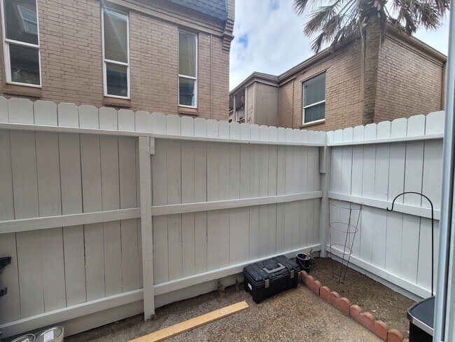 Building Photo - Ground Floor - 1 bedroom 1 bath - Near UTM...