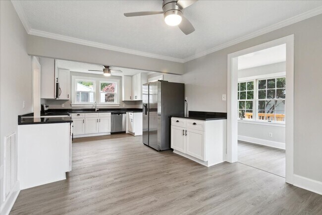 Building Photo - 4BR Historic Yorktown Home | Updated Kitchen & Baths | Near Yorktown Beach
