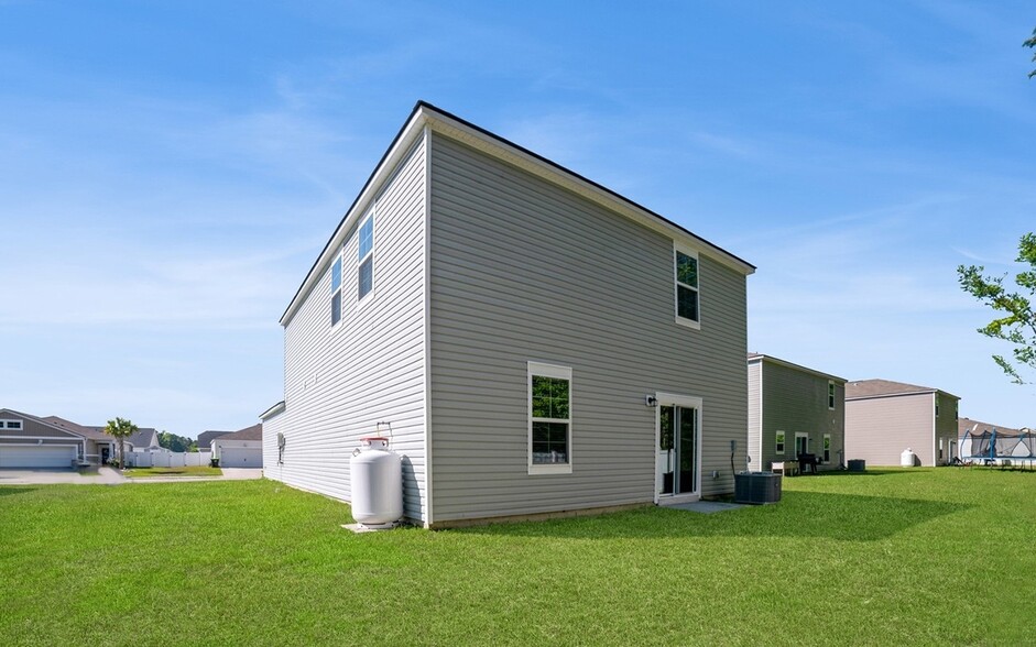 Building Photo - 2760 Desert Rose St